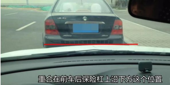 学会这一招，再也不用担心侧方位停车蹭到前车了：解决右前角刮蹭问题的技巧