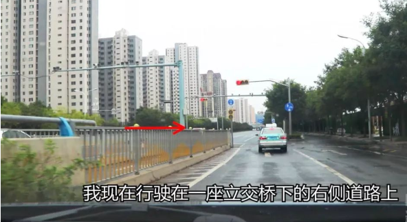狭窄空间下的向左变道技巧