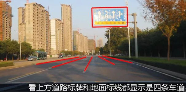 新手上路技巧：如何通过黄灯闪烁路口并直行遇到右转弯的情况