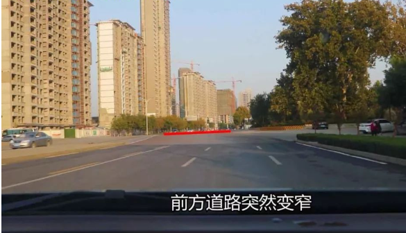 新手上路技巧：如何通过黄灯闪烁路口并直行遇到右转弯的情况