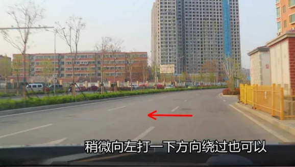 路面坑洼中的前轮位置判断技巧：安心通过