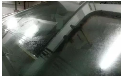 揭秘：挡风玻璃视线模糊的真凶竟是它！并非雨刮条老化