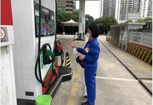 老车主告诉你：加油时“加满”和“加200”，哪个更明智？