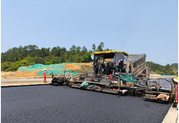 “公路项目中沥青摊铺质量的影响因素分析”