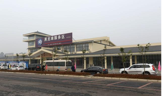 如何在服务区接人并安全地穿过道路到达对面？
