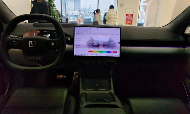 “无需额外配置，极氪007展车入店，搭载单电机输出422马力，性能强劲”